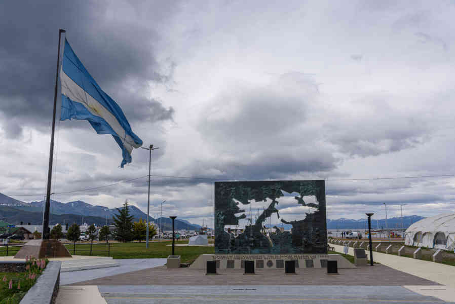 Argentina 126 - Ushuaia - plaza Islas Malvinas - y monumento a los Caídos.jpg